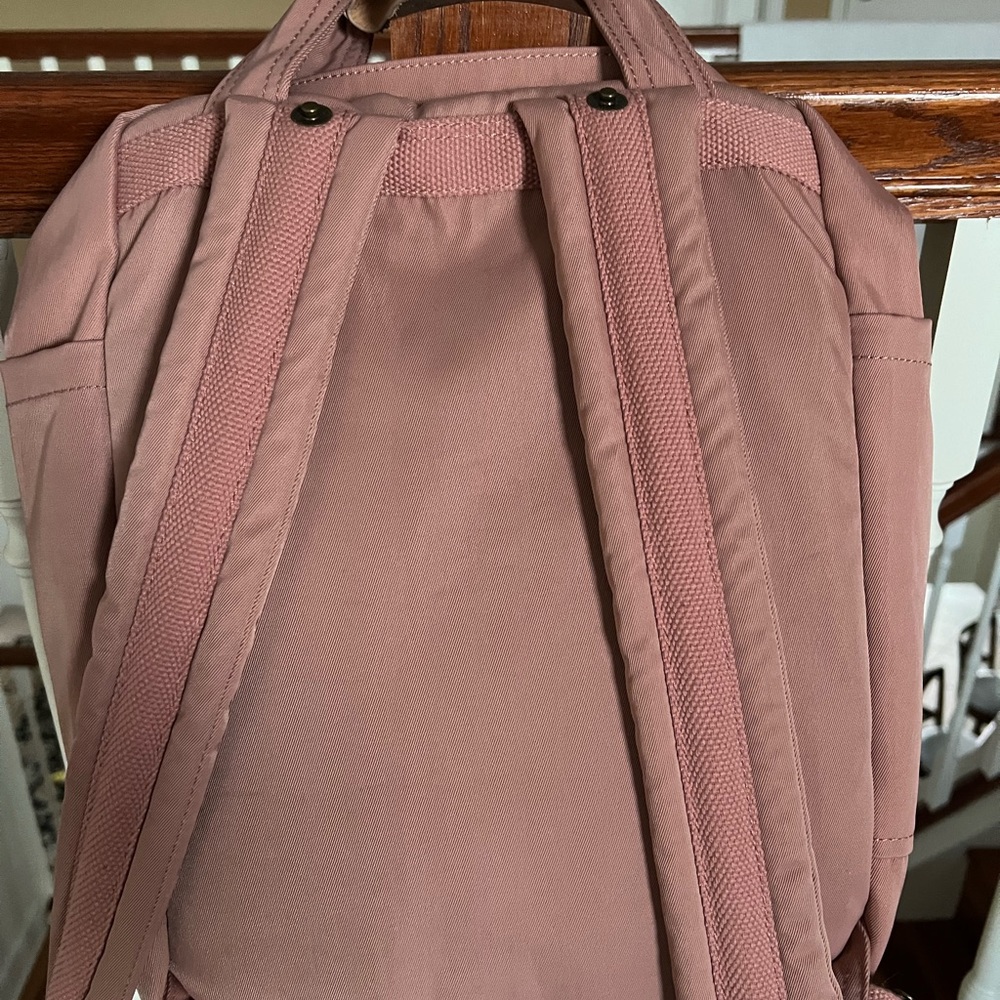Doughnut pack pack in light pink excellent condition never used.